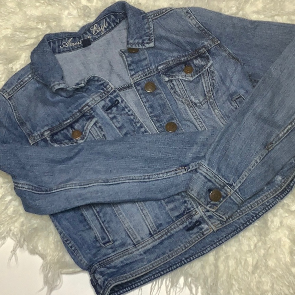 🦅American Eagle Distressed Denim Jean Jacket